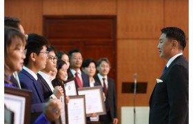 Ерөнхийлөгч У.Хүрэлсүх олон улсын олимпиадаас медаль хүртсэн сурагчдад нэрэмжит шагналаа гардууллаа