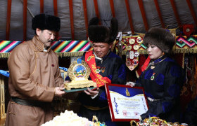 Монгол улсын Ерөнхийлөгчийн зарлигаар сар шинийн босгон дээр Булган хангайн зарим иргэд төрийн дээд одон медалиар шагнагдлаа