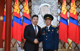 Монгол Улсын Ерөнхийлөгчийн зарлигаар "Төрийн дээд цол, одон медаль гардууллаа