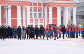 Монгол Улсын төрийн далбааг мандуулж, жанжин Д.Сүхбаатарын хөшөөнд цэцэг өргөв