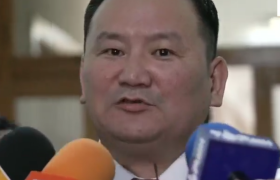 Л.Мөнхбаатар: Маргааш бүх нийтийн амралтын өдөр учраас Ерөнхий сайдын томилгоог УИХ-аар хэлэлцэхэд хуулийн зөрчил гаргахгүйн тулд АН-ын бүлэгтэй ярилцана
