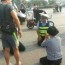 Хятадад замын цагдаа, дүрэм зөрчсөн явган зорчигч хоёр харилцан өвдөг сөхрөв