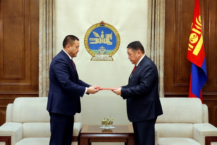 Монгол Улсын 2018 оны төсвийн тухай хуулийн төслийг өргөн мэдүүллээ