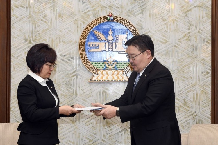 “Монгол Улсын Их Хурал 30 жил” ойн хүндэт медаль бий болгох тухай тогтоолын төслийг өргөн барилаа