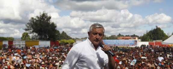 Гватемалын Ерөнхийлөгч ядуусын хороолол руу нүүжээ