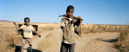 Африкийн хүүхдүүд тавтайгаасаа уурхайд ажилладаг