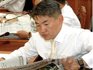 Ж.Энхбаяр: Яагаад Монголд тамхичин байх ёстой юм. Тиймээс тамхины татварыг эрс нэмэх нь зүйтэй.