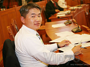 Ж.Энхбаяр: Монгол улс голланд өвчин тусдагаа тусаад ДОХ-той хүн шиг болчихсон