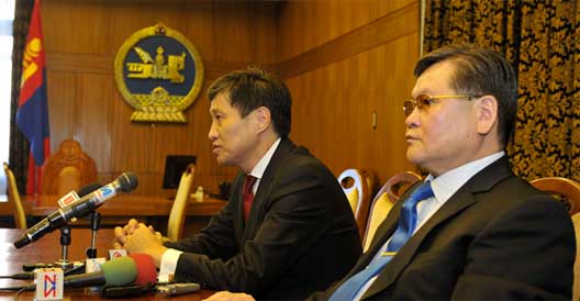 Монгол улсын Ерөнхий сайд С.Батболд, УИХ дахь МАН-ын бүлгийн дарга Ө.Энхтүвшин нар сэтгүүлчдэд мэдээлэл хийлээ.