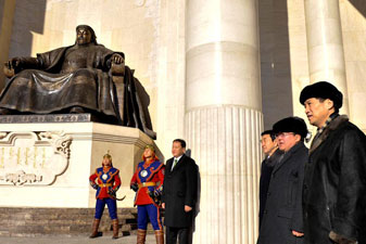 Эзэн богд Чингис хааны хөшөөнд хүндэтгэл үзүүлэв