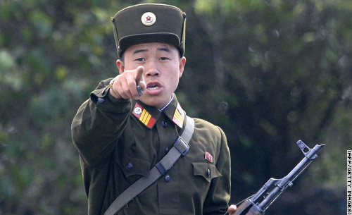 Хойд Солонгосын цэрэг дарга нараа буудаад өмнөд рүү зугтжээ