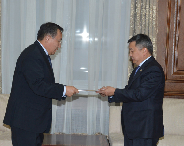 Монгол Улсын Ерөнхийлөгч УИХ-ын тухай хууль нэмэлт өөрчлөлт оруулахаар төсөл өргөн барилаа