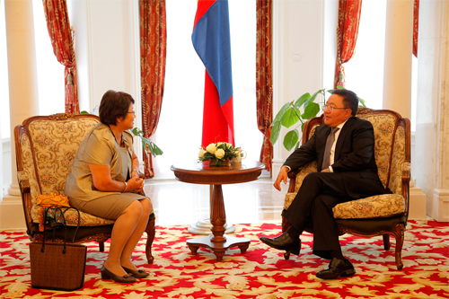  Ерөнхийлөгч Ц.Элбэгдорж Роза Отунбаеваг хүлээн авч уулзлаа 