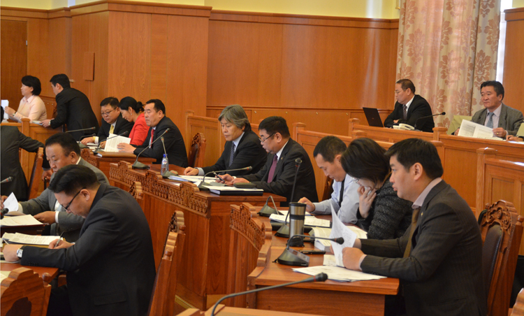 Монгол Улсын нэгдсэн төсвийн 2014 оны төсвийн хүрээний мэдэгдэл, 2015-2016 оны төсвийн төсөөллийн тухай хуульд өөрчлөлт оруулах тухай хуулийн төслийг хэлэлцсэн нь 