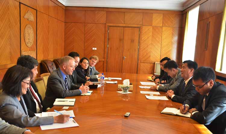 Азийн хөгжлийн банкны Монгол дахь суурин төлөөлөгч Роберт Шоэллхаммэр тэргүүтэй төлөөлөгчдийг хүлээн авч уулзав