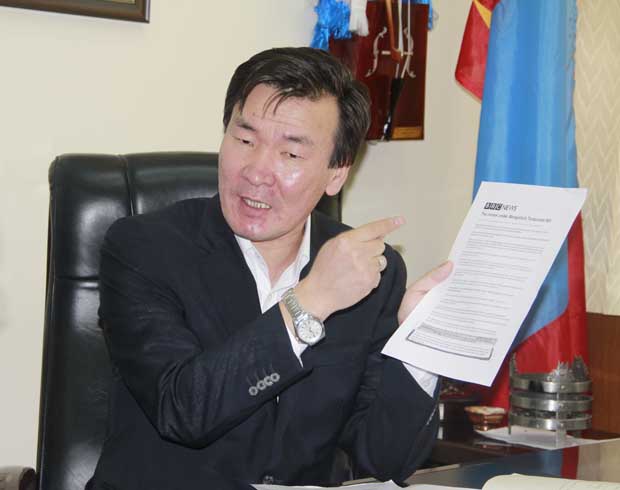 С.Ганбаатар: Өдөр бүр 5.4 сая доллар гарч байна. Монголын банкаар дамждаггүй