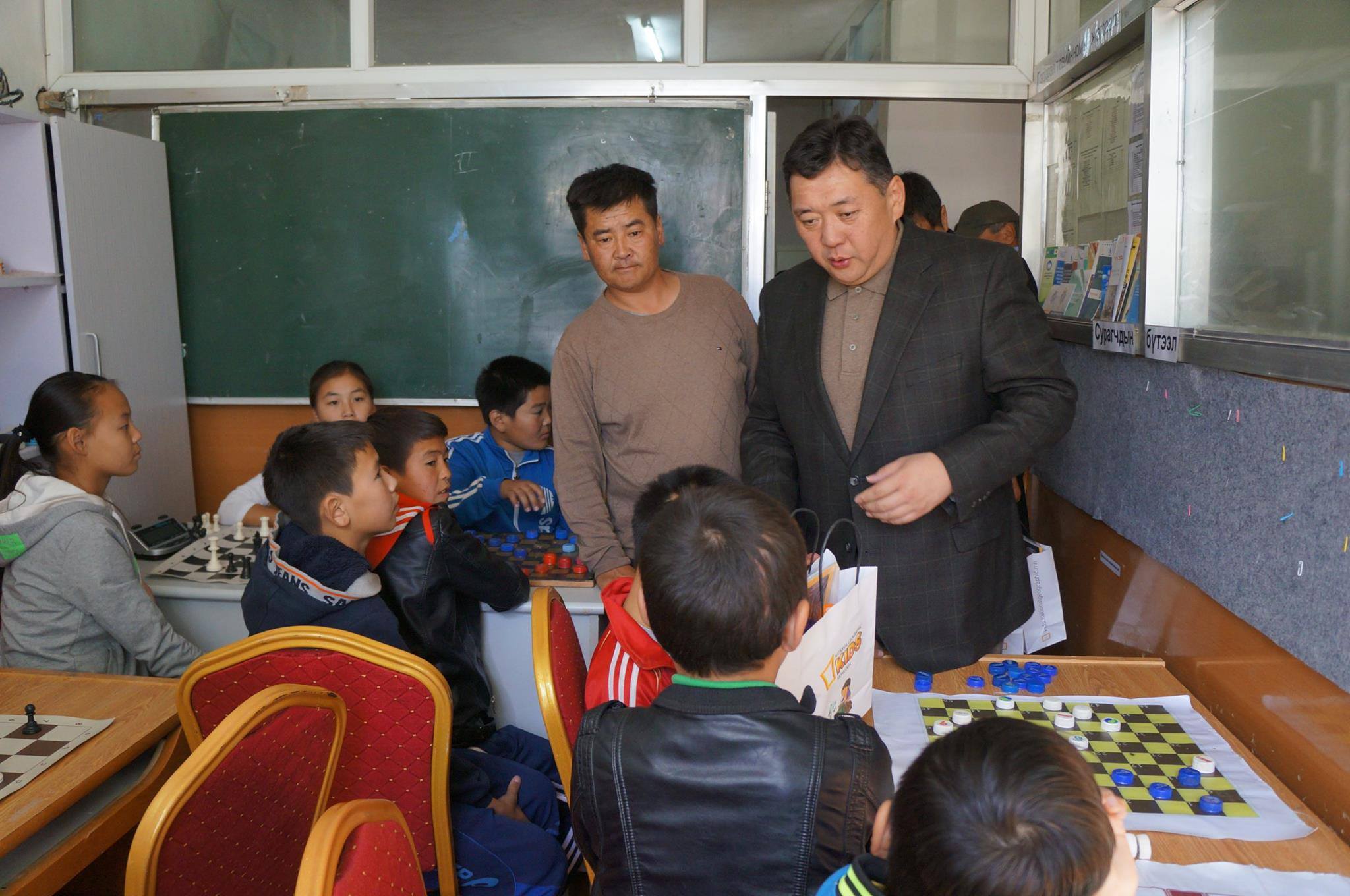 Төв аймгийн Батсүмбэр сумын оюунлаг, шатарч хүүхдүүдэд Шатрын танхим хүлээлгэж өглөө