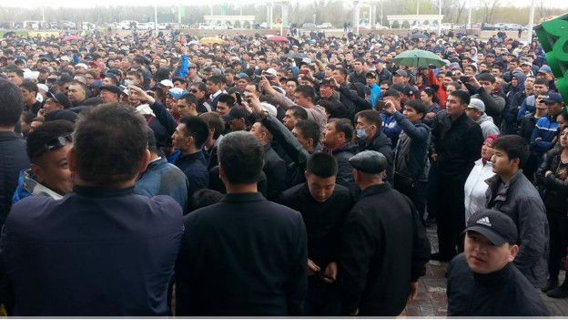 Казахстаны иргэд хятадуудад газар түрээслүүлэхийг эсэргүүцэн жагсав