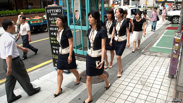 Солонгосын эмэгтэй албан хаагчид эрхийнхээ төлөө хөдөлж эхэллээ
