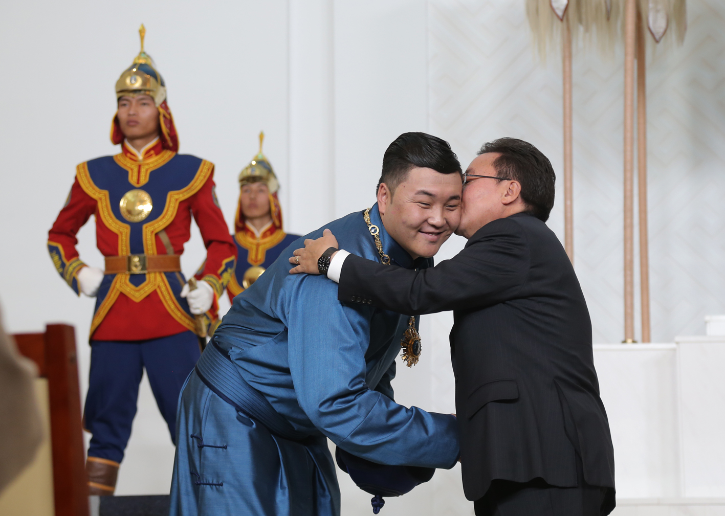 Монгол Улсын гавьяат жүжигчин, дуурийн дуулаач Ганбаатарын Ариунбаатарыг төрийн дээд шагнал-тэргүүн зэргийн одон “Чингис хаан” одонгоор шагнав