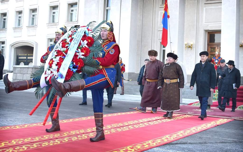 Монгол Улсын Ерөнхий сайд Ж.Эрдэнэбат Монгол төрийн тамганы хөшөөнд хүндэтгэл үзүүллээ