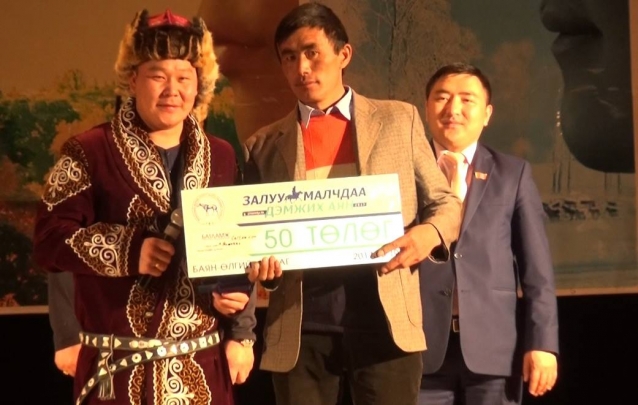 УИХ-ын гишүүн Д.Гантулга Баян-Өлгий аймгийн залуу малчинд 50 төлөг хандивлалаа