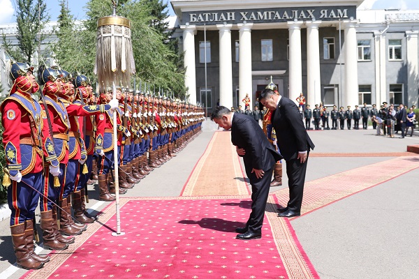 Монгол Улсын Ерөнхийлөгч, зэвсэгт хүчний ерөнхий командлагч Х.Баттулга  Батлан хамгаалах яаманд ажиллав