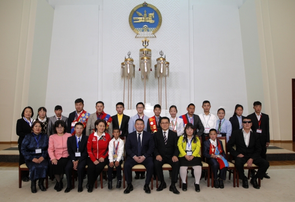 Монголын Тусгай олимпийн тамирчдын төлөөллийг хүлээн авч уулзлаа