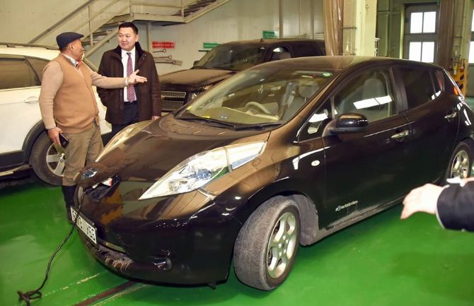 Н.Учрал гишүүн албан хэрэгцээндээ “Nissan leaf” машин хөлөглөнө