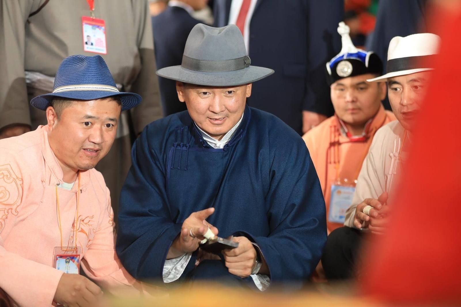 Монгол Улсын Ерөнхий сайд У.Хүрэлсүх шагай харвав