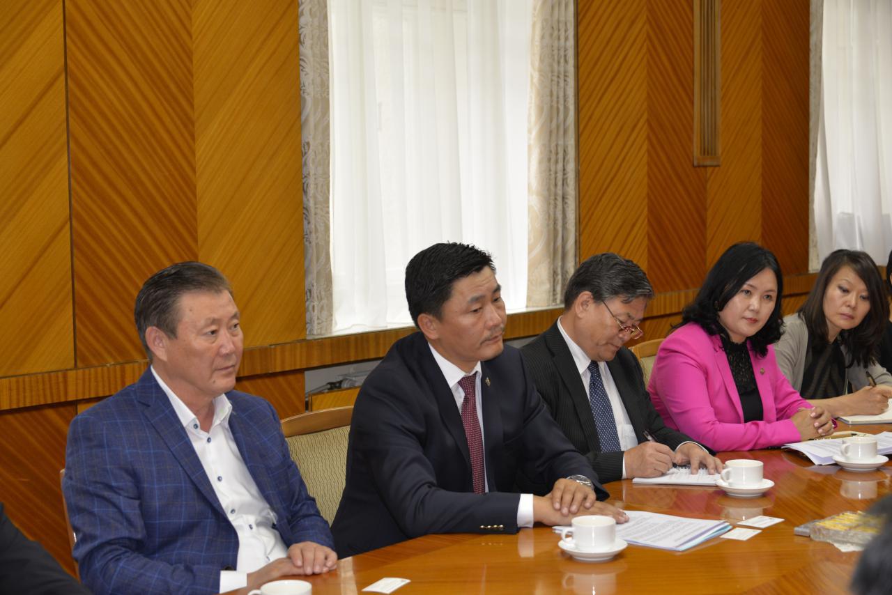 Монгол-Лаосын парламентын бүлгийн гишүүд БНАЛАУ-ын Дотоод хэргийн сайд Камман Сүнвилөт тэргүүтэй төлөөлөгчидтэй уулзлаа