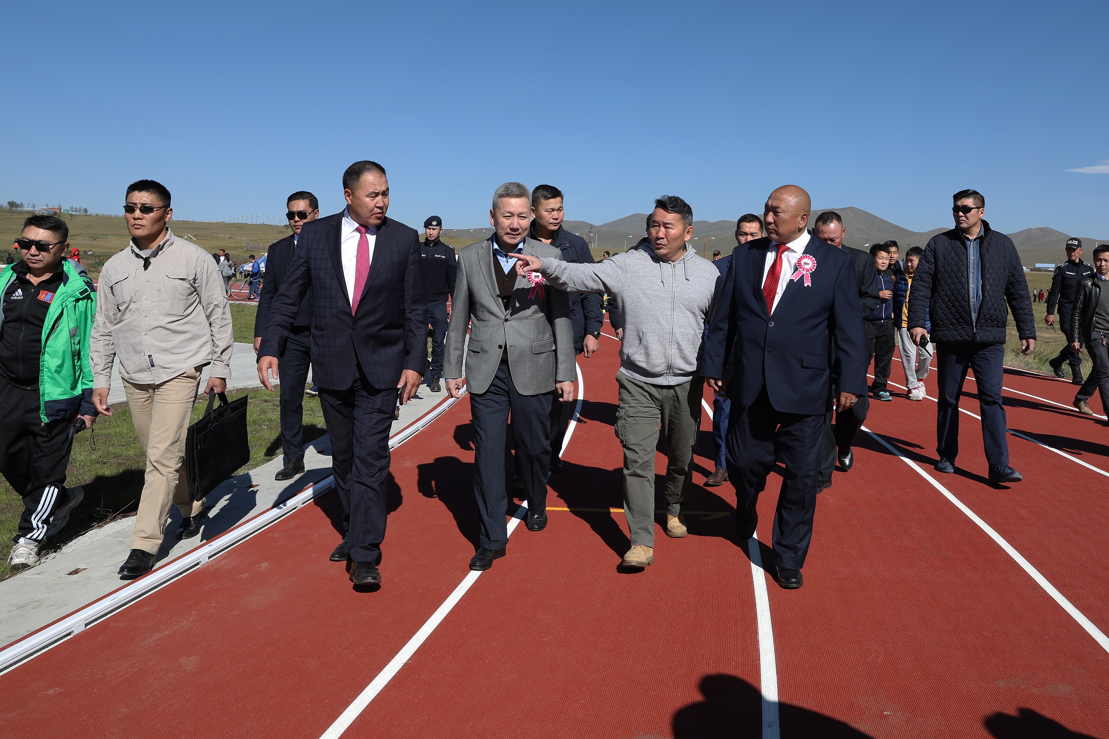 Монголын анхны олон улсын стандартад нийцсэн хөнгөн атлетикийн зам, талбайн нээлт боллоо