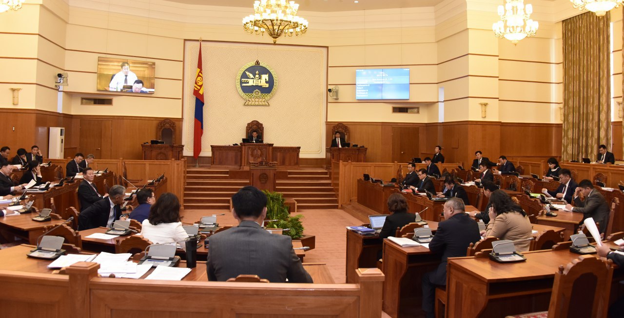 Монгол Улсын 2019 оны төсвийн тухай хуультай хамт өргөн мэдүүлсэн хуулиудыг хэлэлцэхийг дэмжлээ