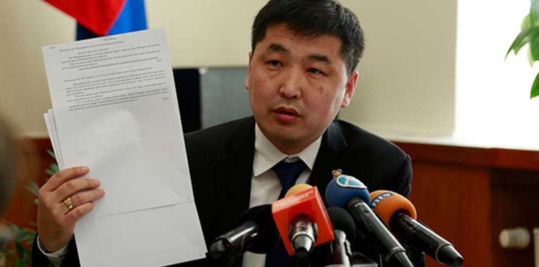 О.Баасанхүү: Монгол Улсын Ерөнхийлөгч өр тэглэж чадахгүй бол уучлалт гуй