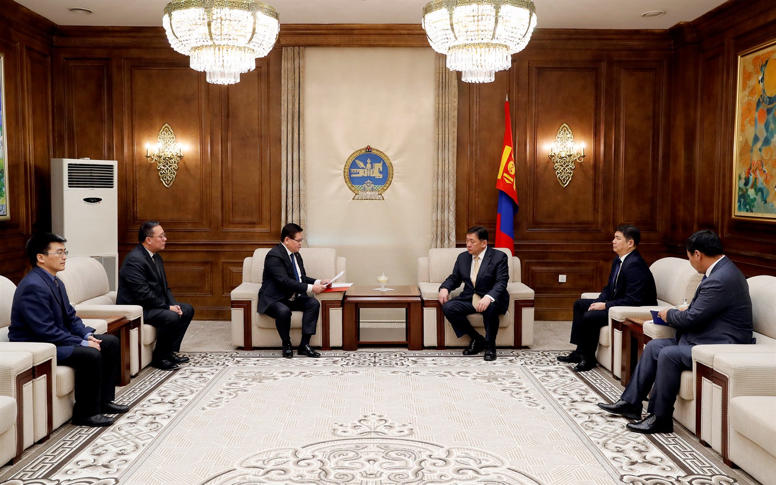 Монгол Улсын Шадар сайд Ө.Энхтүвшин хууль, тогтоолын төслүүд өргөн мэдүүлэв