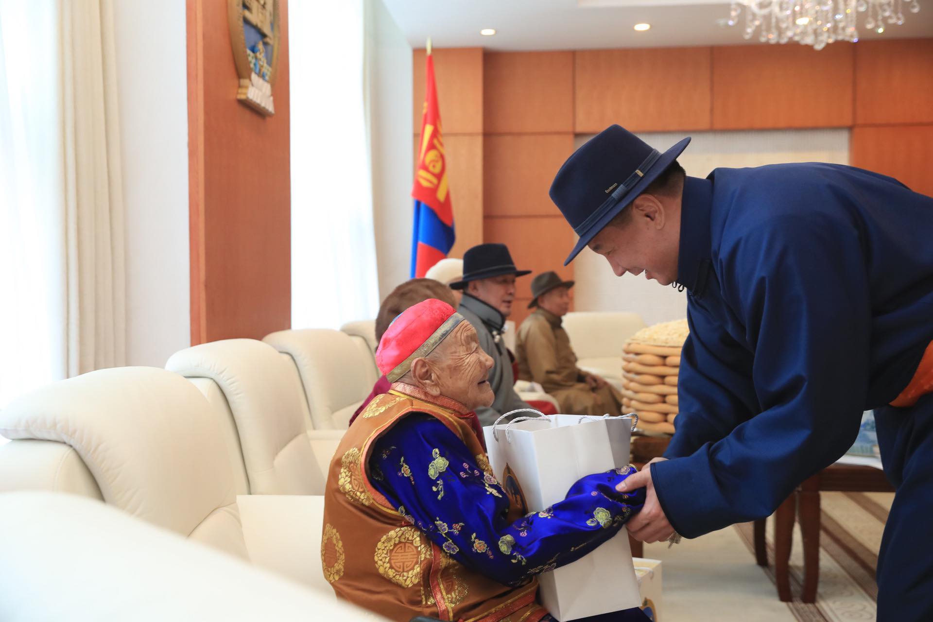 Монгол Улсын Ерөнхийлөгч, УИХ-ын дарга, Ерөнхий сайд нар ахмад настнуудын амрыг эрэн золголоо