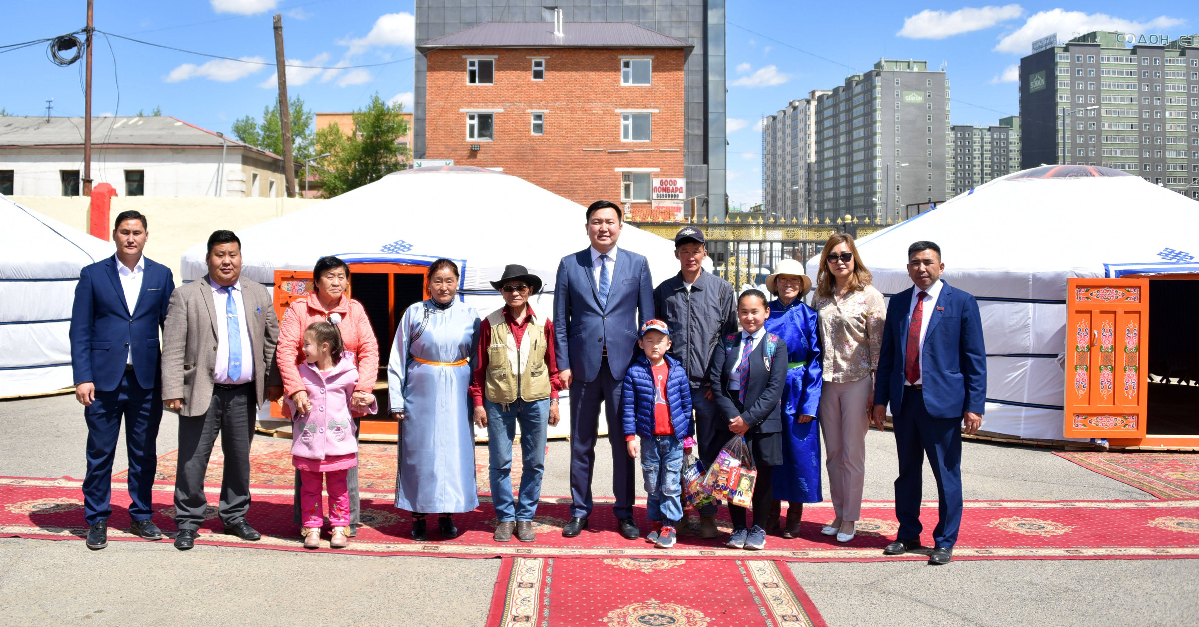 Н.Учрал гишүүн зорилтот өрхүүдэд "Зөв гэр" бэлэглэлээ