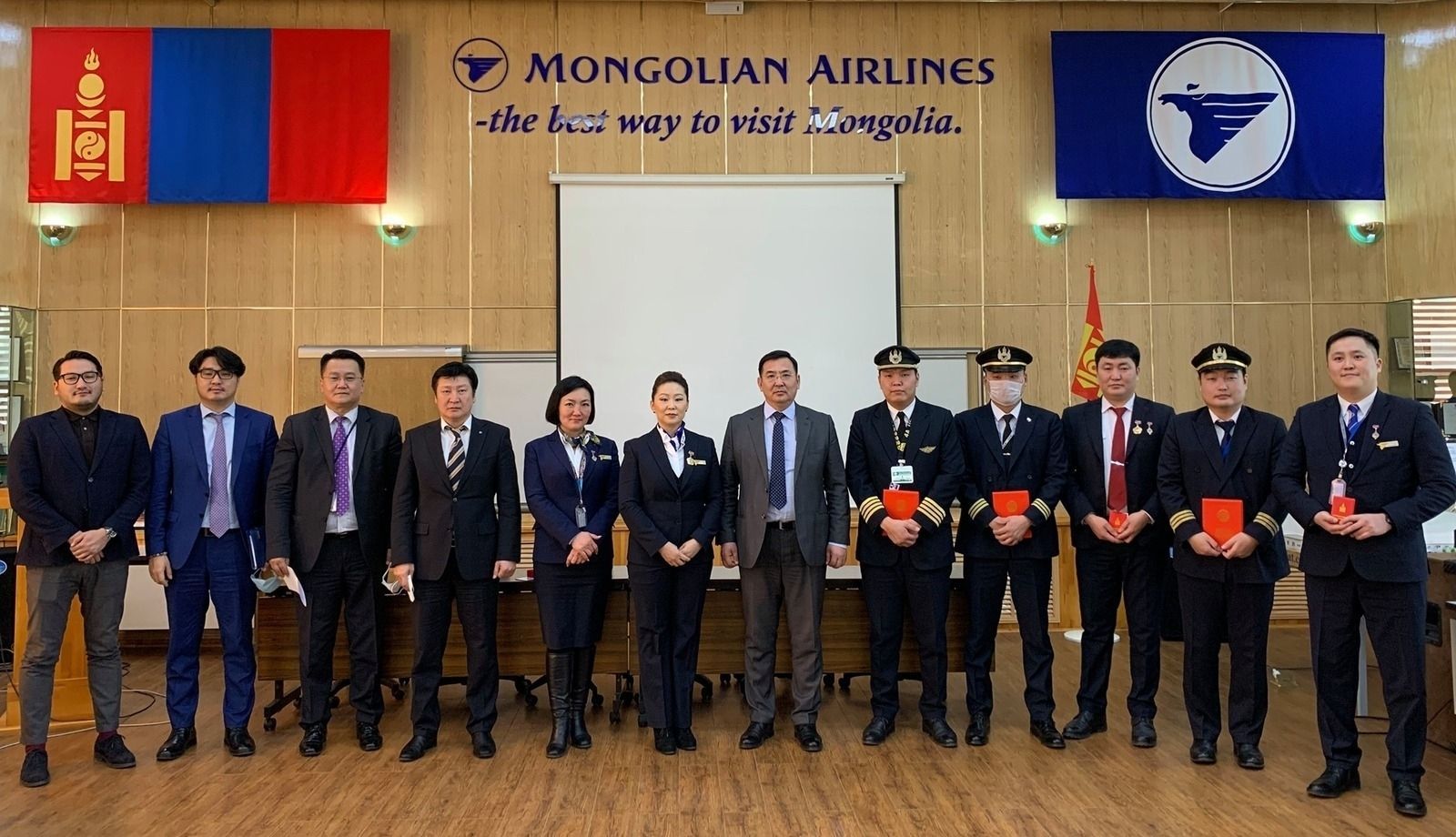 Ухань хотоос монгол иргэдээ авчирсан Г.Баатарцогт даргатай нисэх баг бүрэлдэхүүнийг шагнажээ