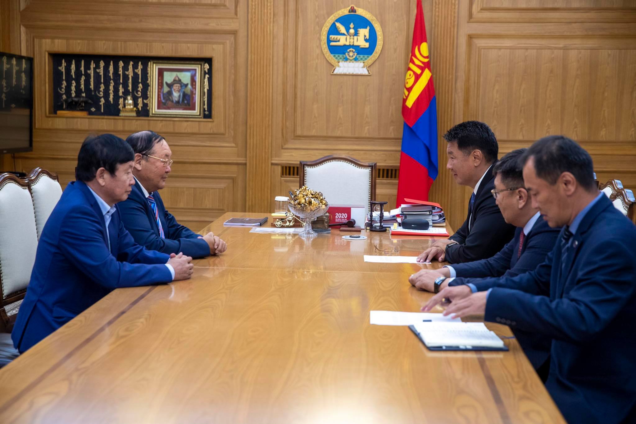 Монгол Улсын Ерөнхий сайд У.Хүрэлсүх гавьяат хуульч Н.Жанцанд хүндэтгэл үзүүлэв