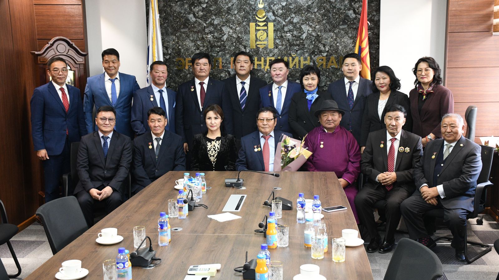 Монгол Улсын Ерөнхийлөгчийн Зарлигаар эрүүл мэндийн салбарын 12 хүнийг төрийн дээд, одон медалиар шагналаа