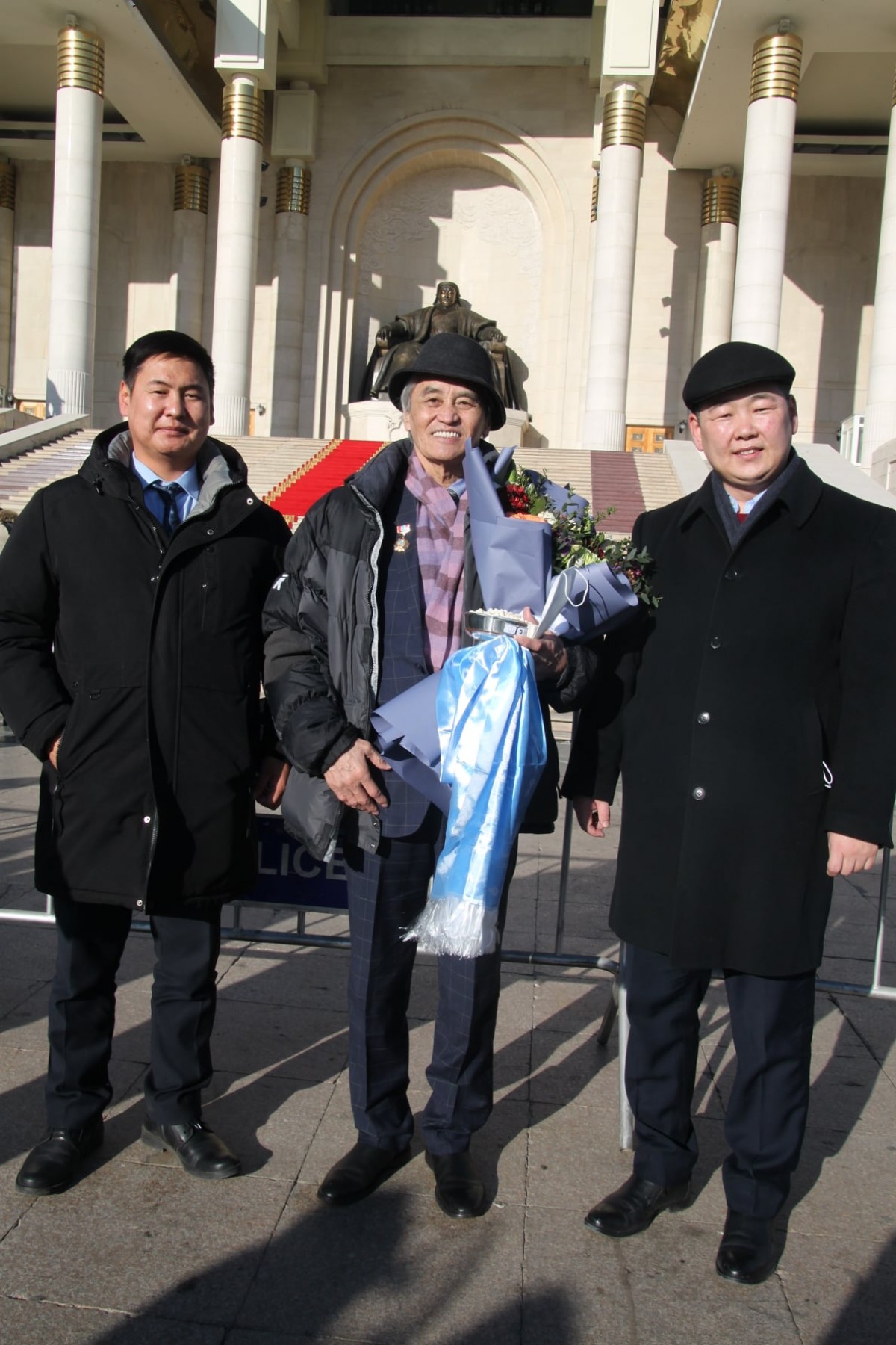 Монгол улсын Гавъяат багш цол хүртсэн Н.Содномдоржид МҮЭ-ийн удирдлагууд хүндэтгэл үзүүллээ