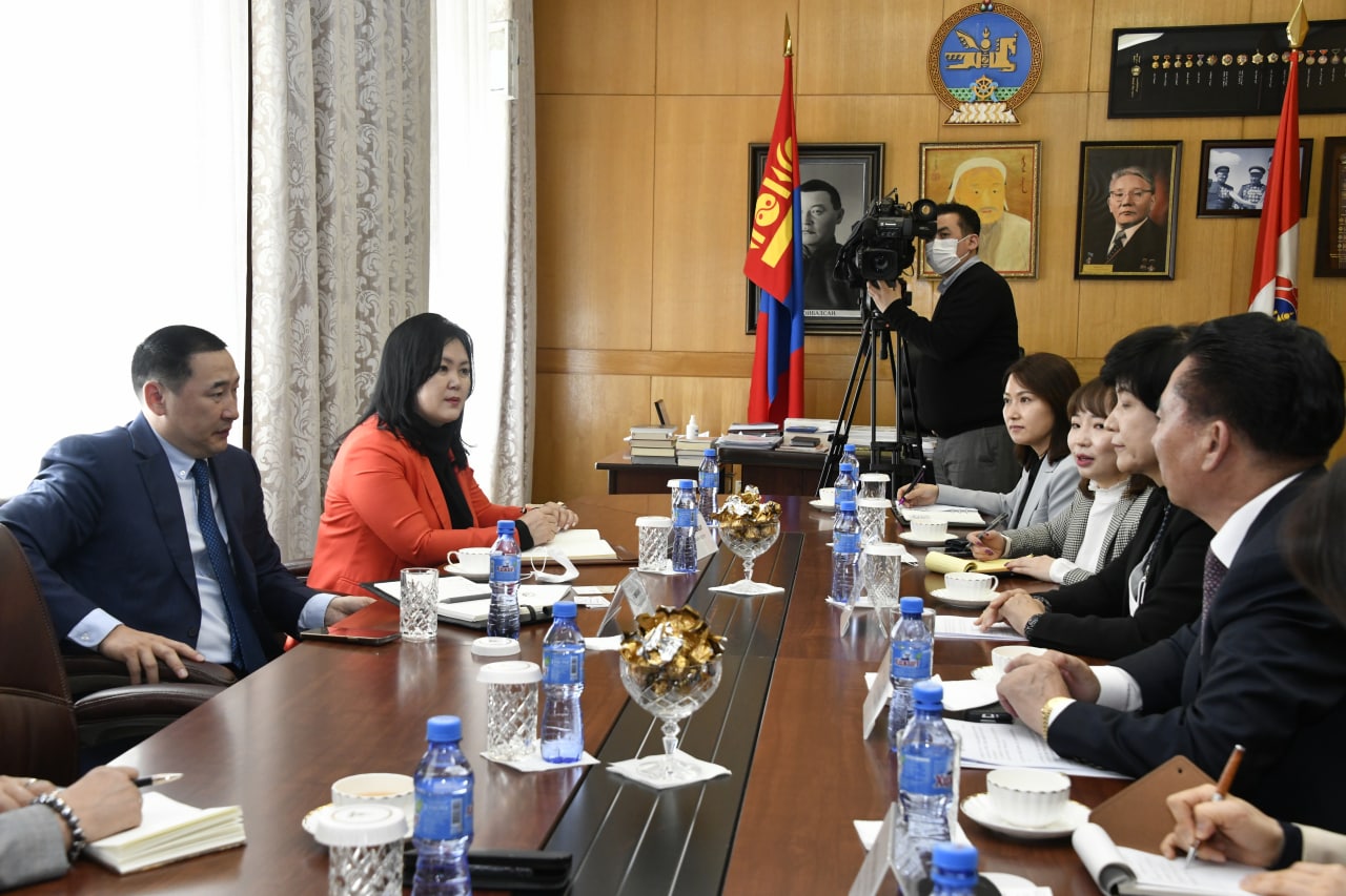 Улсын Их Хурлын гишүүн Г.Мөнхцэцэг нар БНСУ-ын Үндэсний Ассамблейн гишүүн Ким Ён Жү-г хүлээн авч уулзлаа