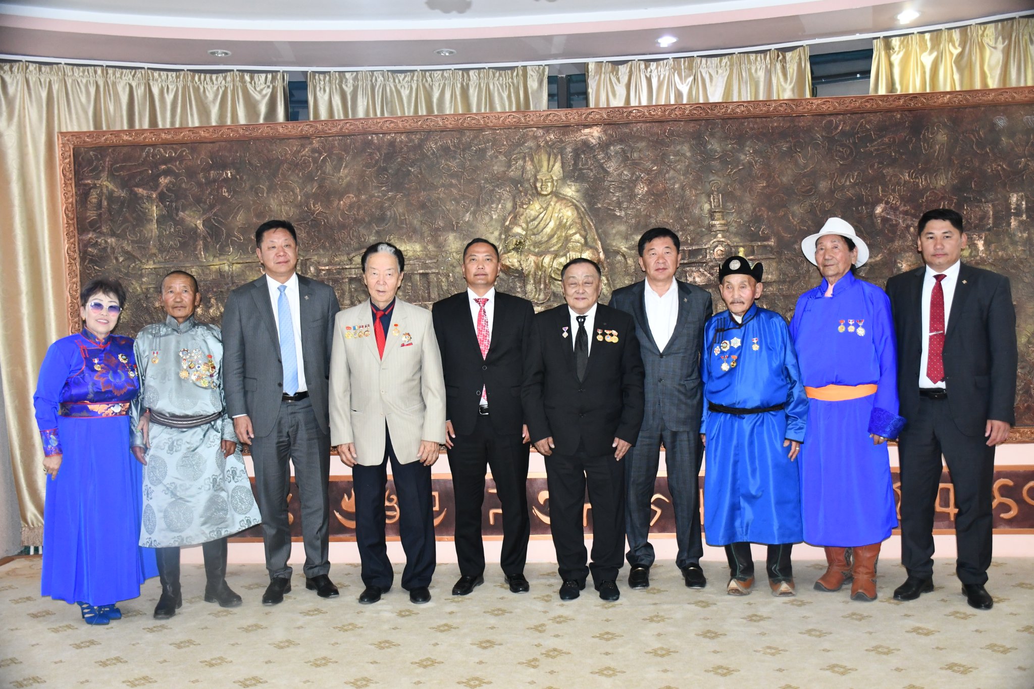 Монгол улсын хөдөлмөрийн баатар, гавьяатуудад хүндэтгэл үзүүллээ