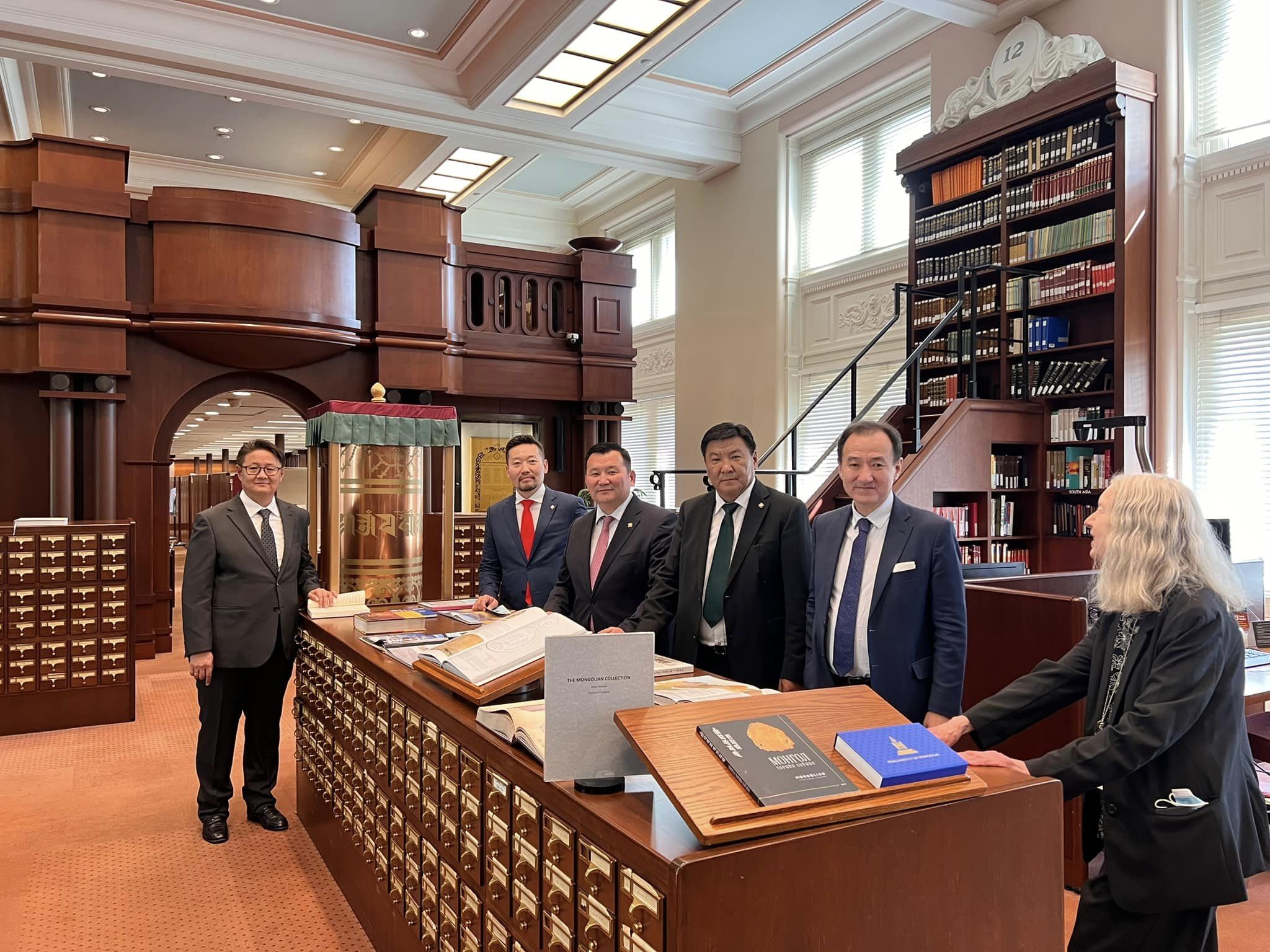 Конгрессын номын сангийн Азийн тасагт “Монгол төрийн соёмбо” номыг хүлээлгэн өглөө