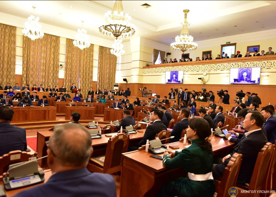 Монгол Улсын Засгийн газрын гишүүнийг чөлөөлөх, томилох тухай  танилцуулгыг сонслоо