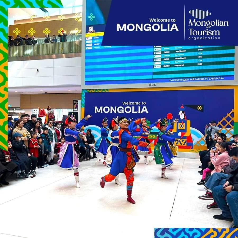 Чингис Хаан нисэх буудалд Монгол үндэсний өв соёл, уламжлалыг илтгэсэн угтах тоглолт хийв
