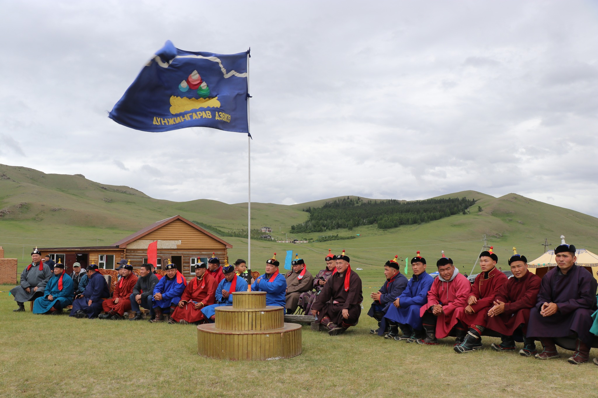 Төв аймгийн Дүнжингарав дэвжээний бөхийн гал, сур, шагайн харвааны баг тамирчдын бэлтгэлтэй танилцав
