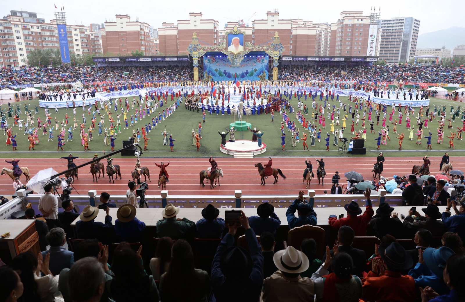 Монгол Улсын Ерөнхийлөгч, УИХ-ын дарга, Ерөнхий сайд нар Үндэсний их баяр наадмын нээлтэд оролцлоо