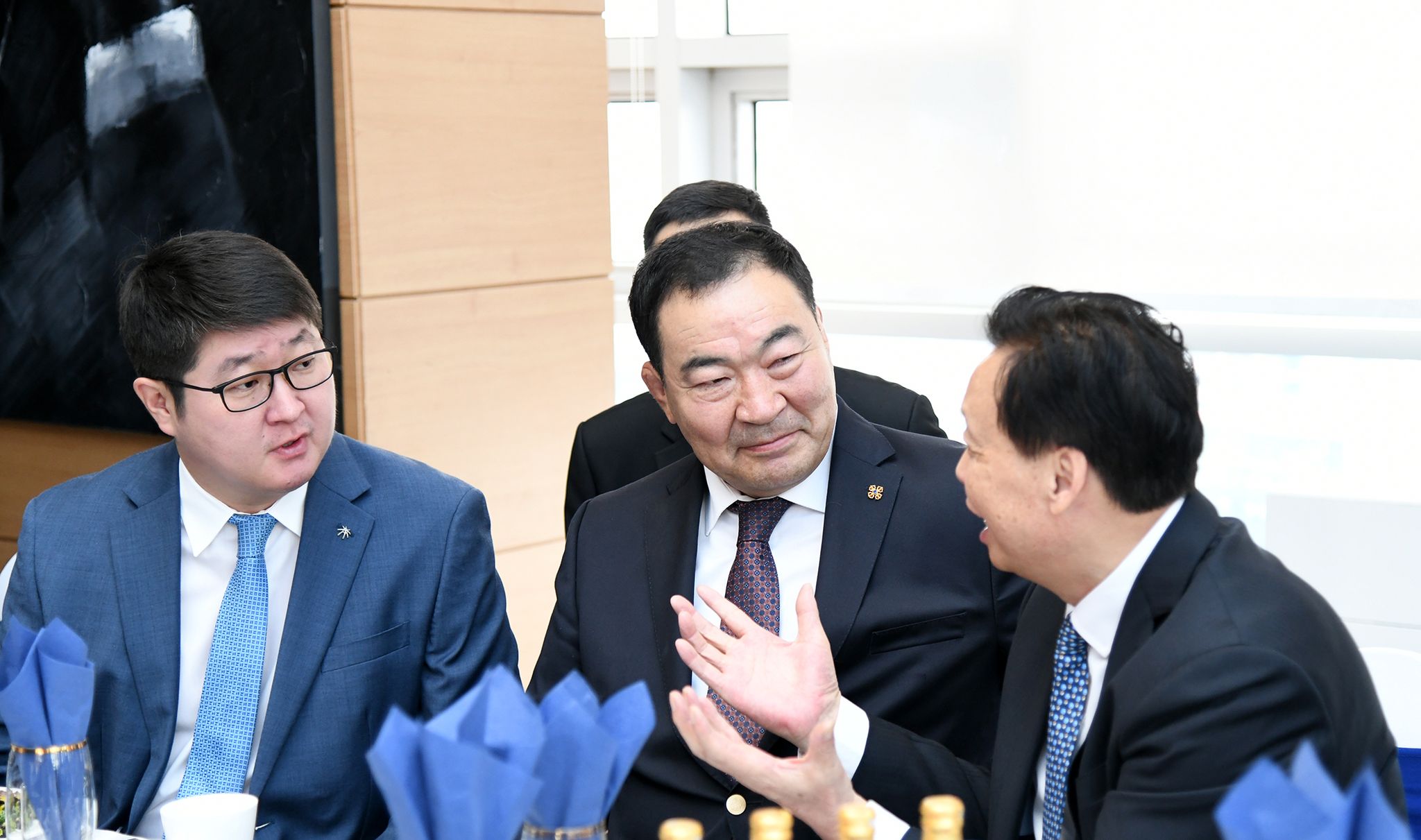 Зүүн Азийн Олимпын хорооны дэд ерөнхийлөгч Ян Шуанд талархал илэрхийллээ