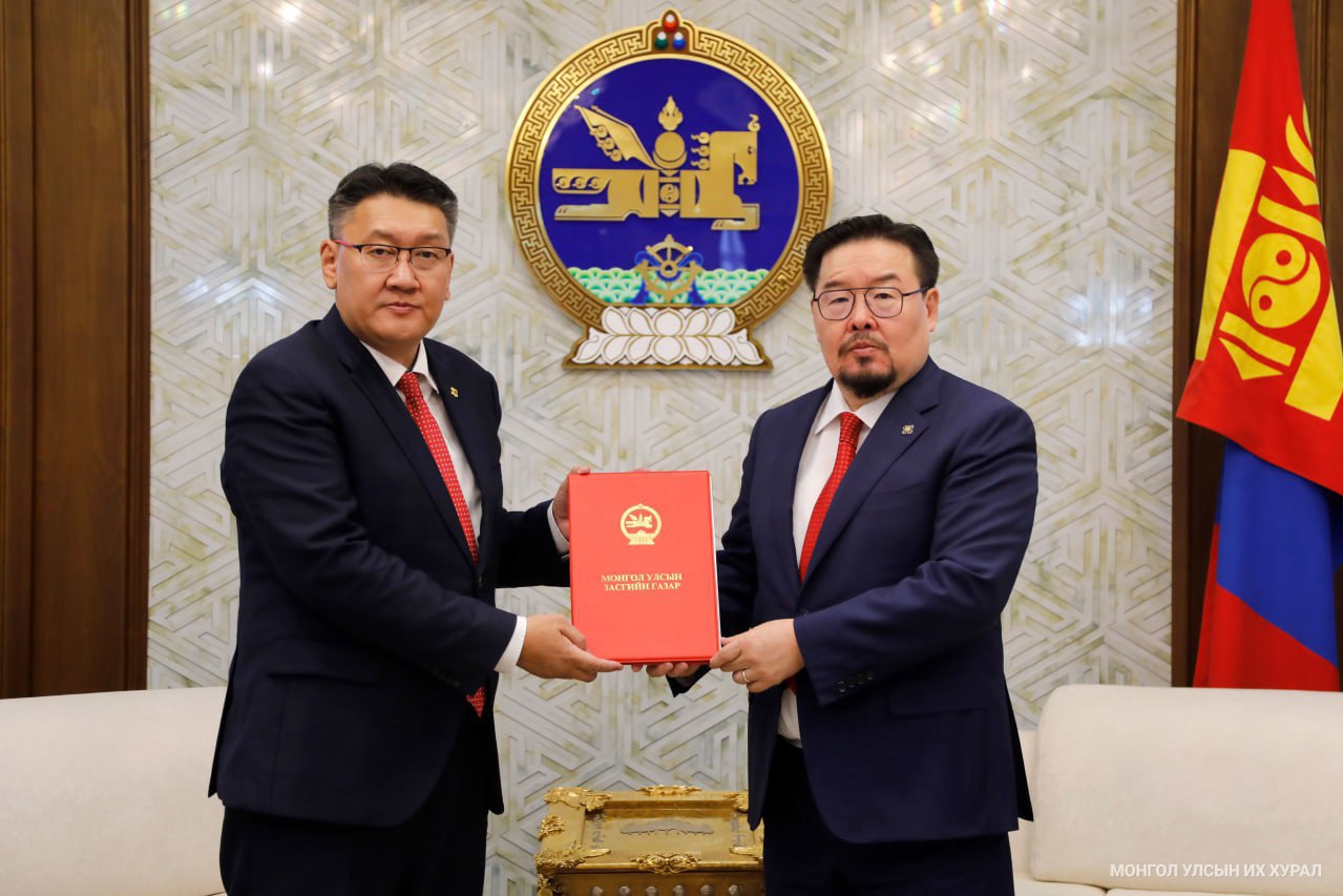 Монгол Улсын 2024 оны төсвийн тухай хуулийн төслийг өргөн барилаа